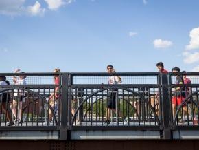 学生们在一个阳光明媚的日子里走过一座桥